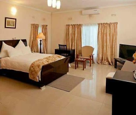 Waterfalls Hotel Lusaka Bagian luar foto