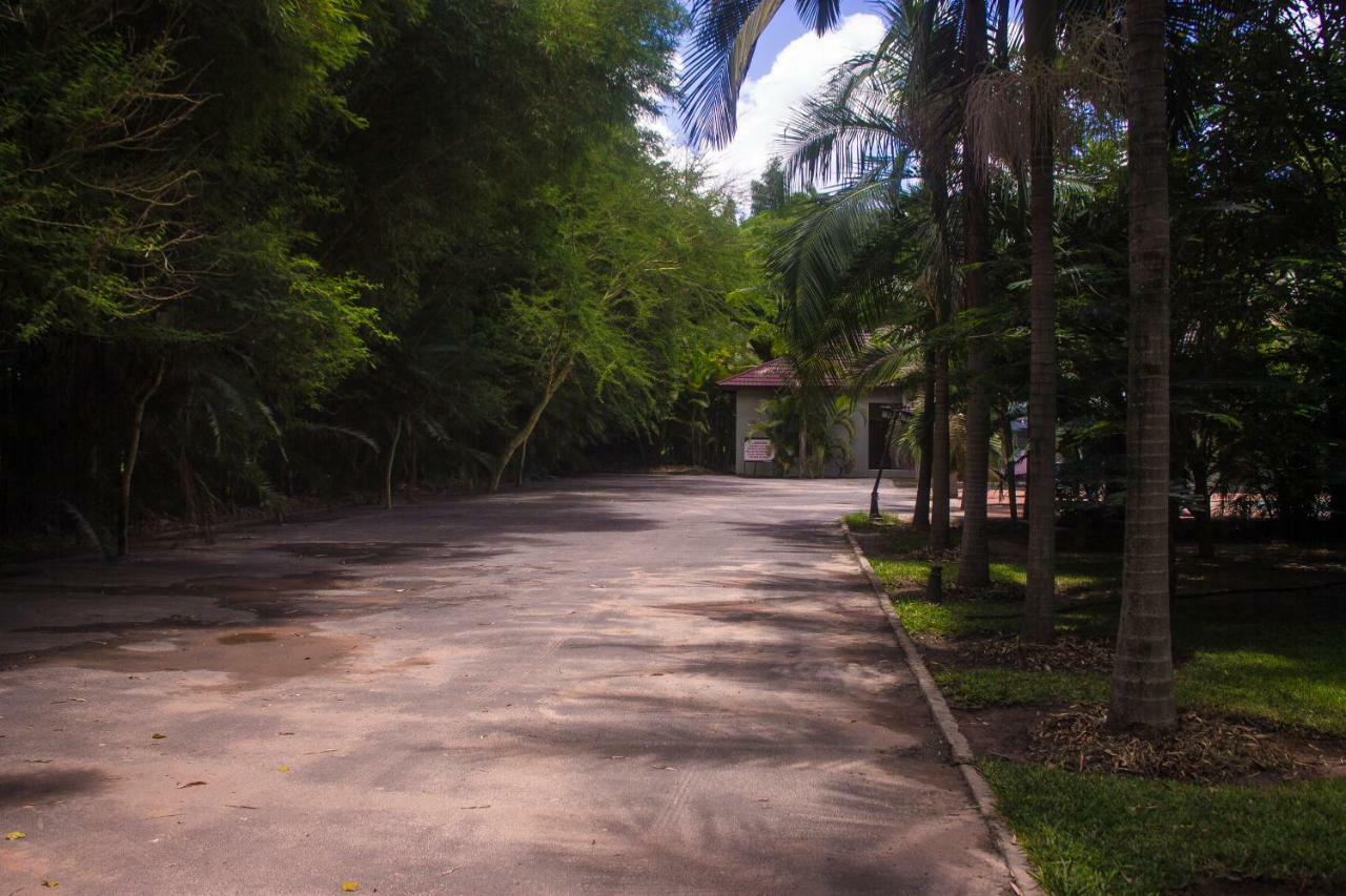 Waterfalls Hotel Lusaka Bagian luar foto